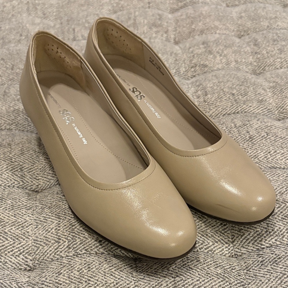 SAS beige pumps size 9.5 W